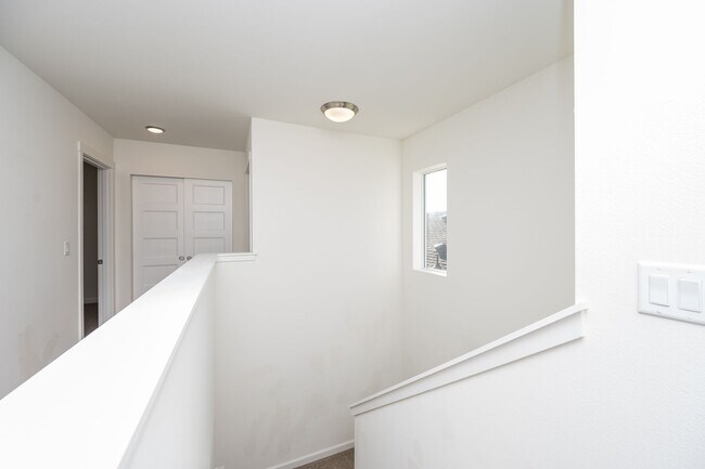 Building Photo - 3 Bedroom home in Yelm with Garage