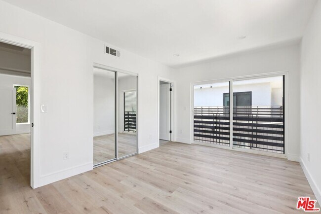 Building Photo - 2113 Holly Dr