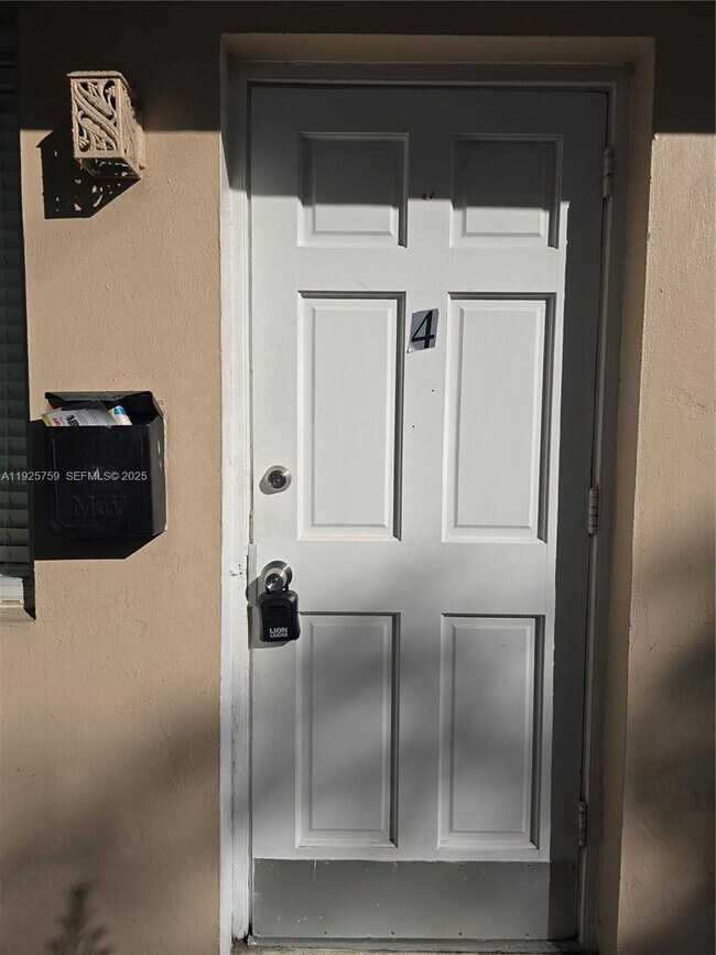 Building Photo - 1942 Monroe St