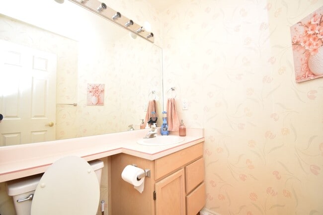 Building Photo - Bright Holladay 4 Bed Home – High Ceilings in Prime Location!!