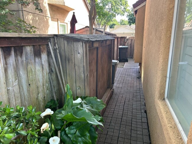 Building Photo - Beautiful Brookside Home 3 Bedroom/2 Bath