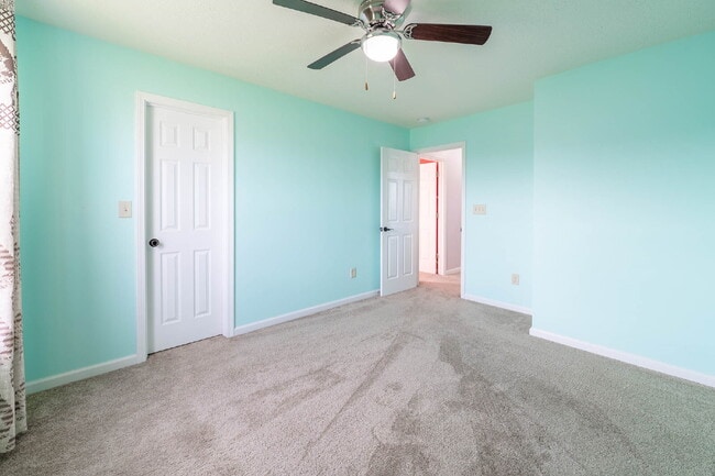 Building Photo - 4 bedroom 2.5 bath