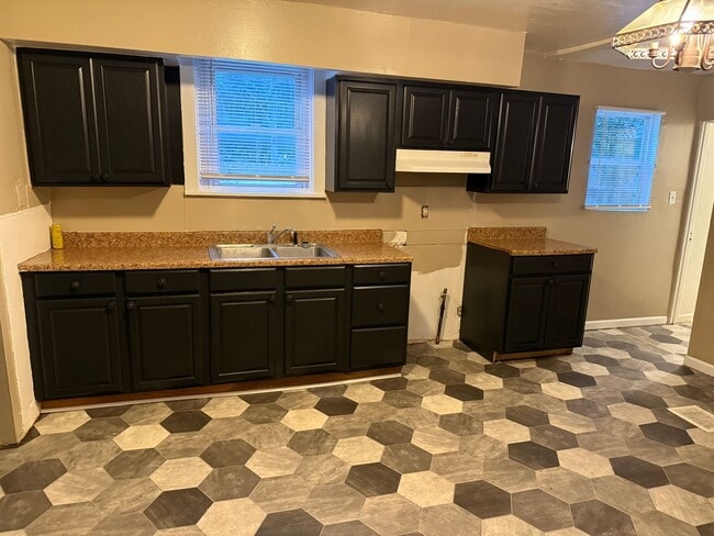 Building Photo - 3 BR/2 BA home on historic west end!