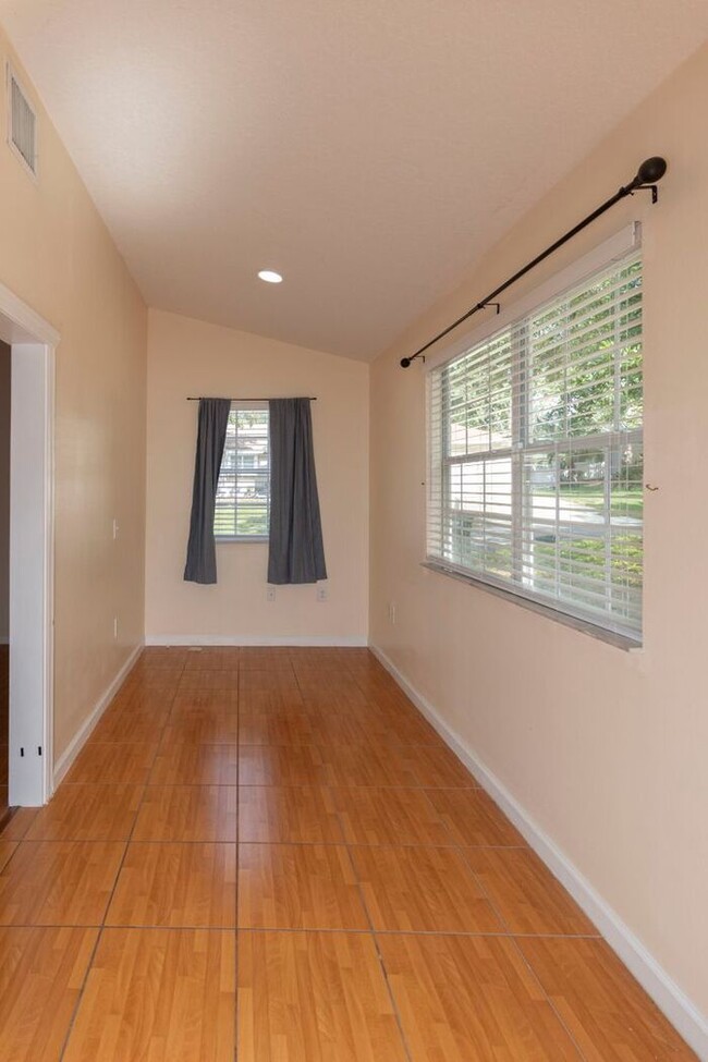 Building Photo - 2bedroom 2 bath townhouse with 2 car garage