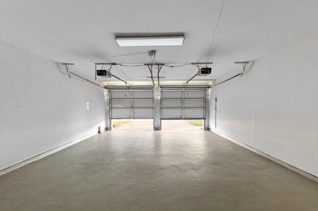 Building Photo - 802 Foxglove Dr