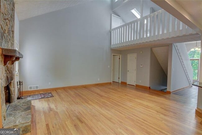 Building Photo - 639 Lakeshore Dr NW