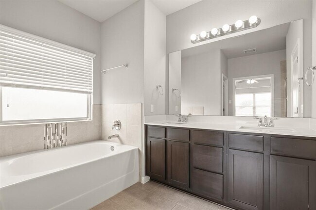 Building Photo - 440 Canadian Springs Dr