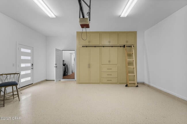 Building Photo - 407 Petrel St