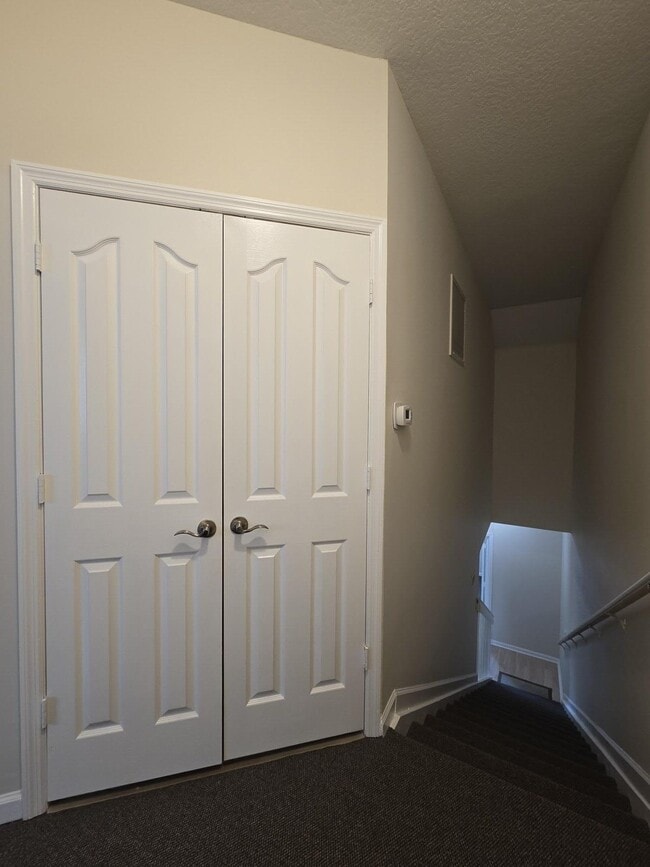 Building Photo - 2050 Alta Meadows Ln