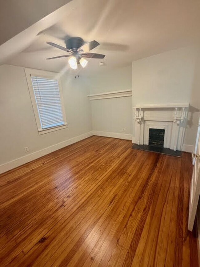 Building Photo - Charming 4BR/2BA House w/ Fenced back yard!