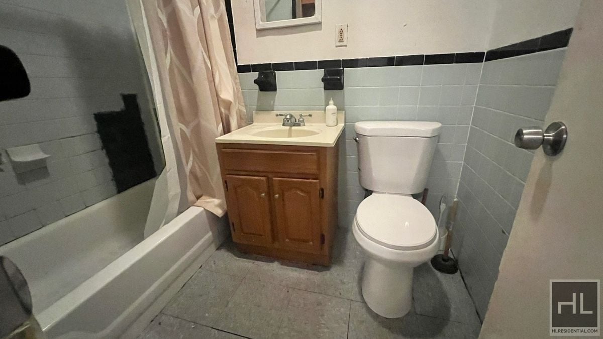 Building Photo - 444 Halsey St