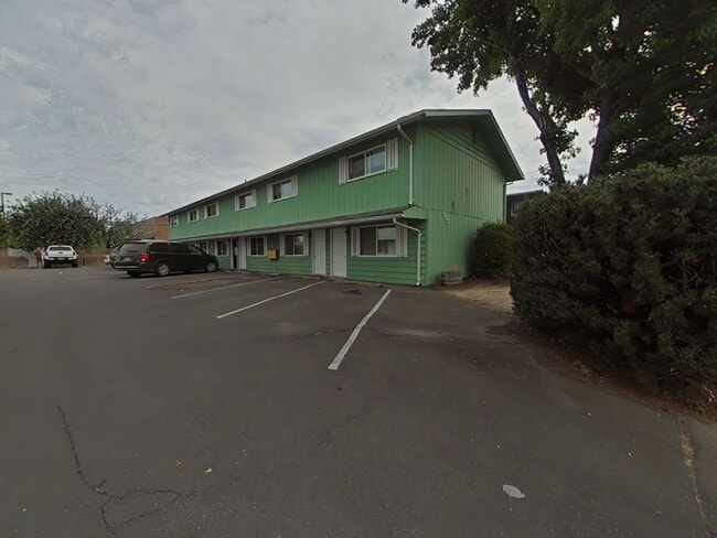 Building Photo - 2 Bedroom Apartment ~ Close to 9th Street