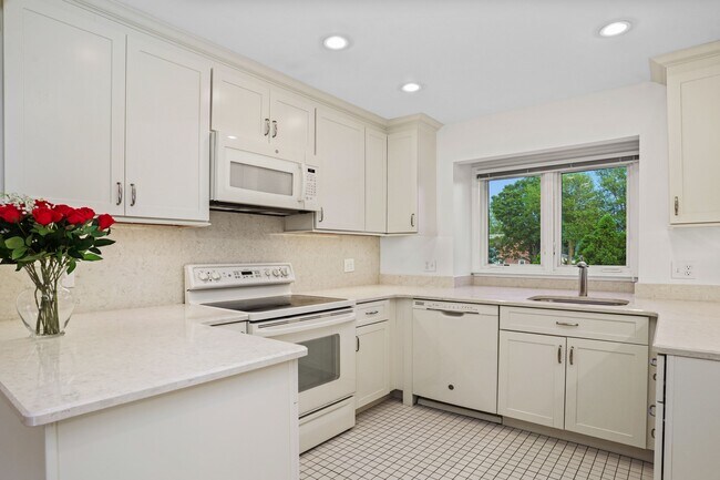 Building Photo - 52 Sherwood Pl