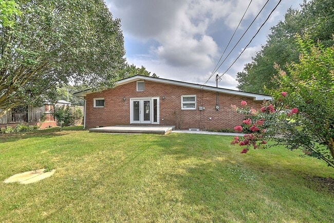 Building Photo - 1808 Sherwood Pl