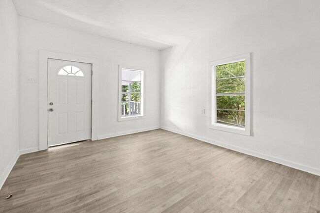 Building Photo - Charming 2 Bedroom, 2 Bathroom house