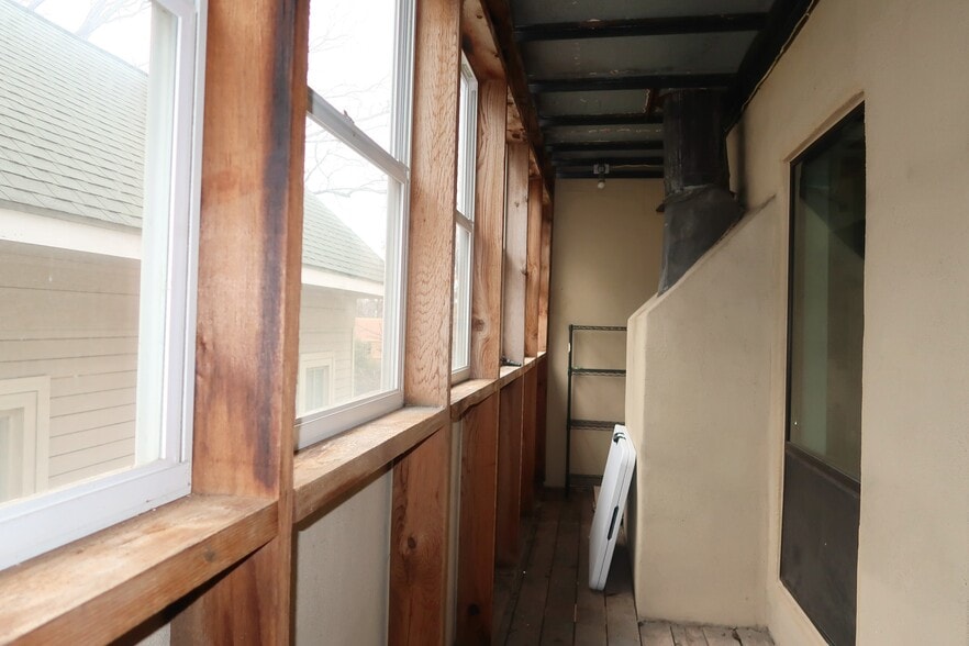 Building Photo - 1106 W 6th St