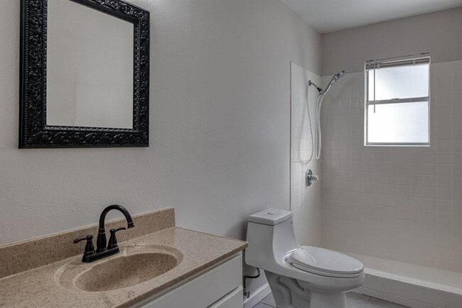 Building Photo - 3bedroom 1 bath remodeled