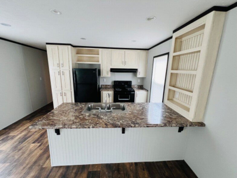 Primary Photo - 9477 Lansdowne Rd