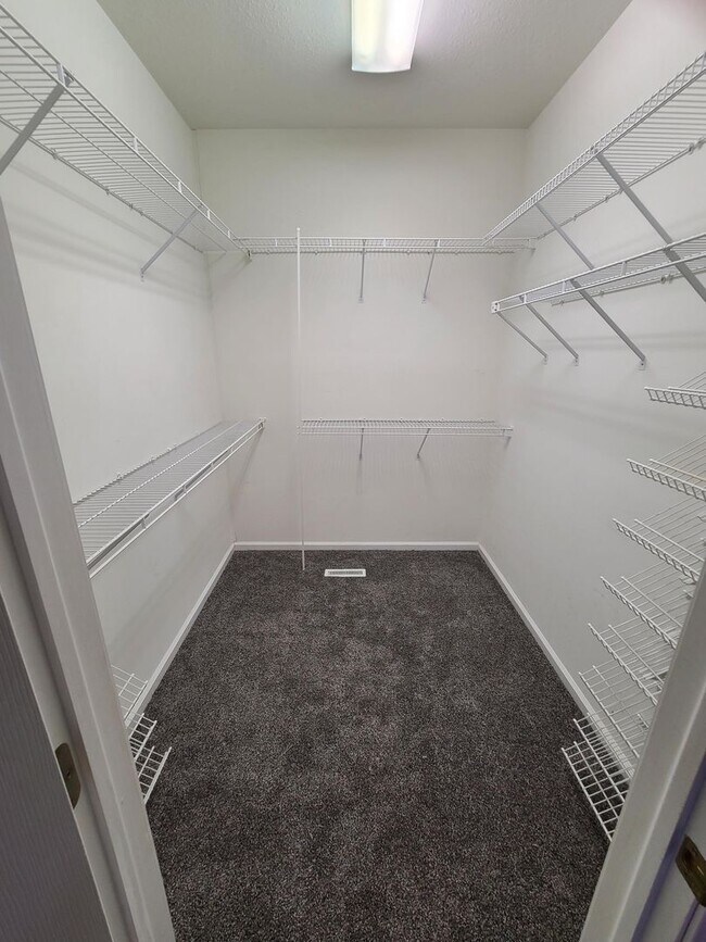 Building Photo - 5 Bedroom 2 and 1/2 bathrooms located in Cherry Hills Subdivision! Available Now!