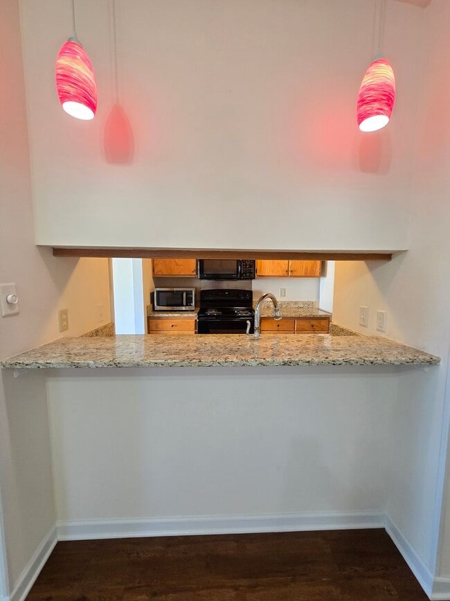 Building Photo - 3rd floor condo for rent