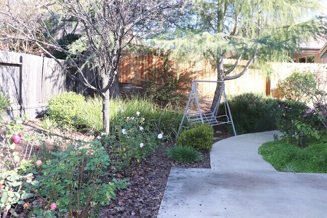 Building Photo - Nice Two Bedroom Two Bathroom Home in Rocklin - Whitney Oaks Ages 55+ Gated Community