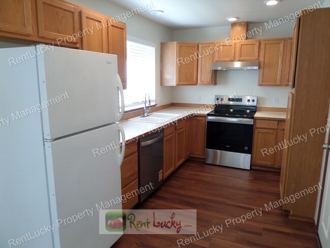Building Photo - Fabulous 2-Bedroom Duplex w/Attached Garag...
