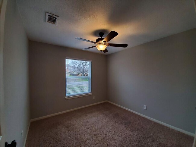 Building Photo - 2820 Fairbrook St