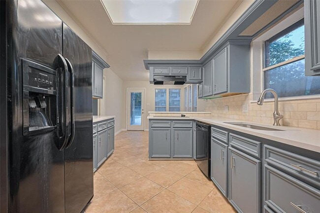 Building Photo - 520 S Rivershire Dr