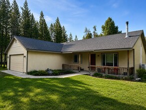 Building Photo - Fabulous Three Rivers Home on 1/2 acre!