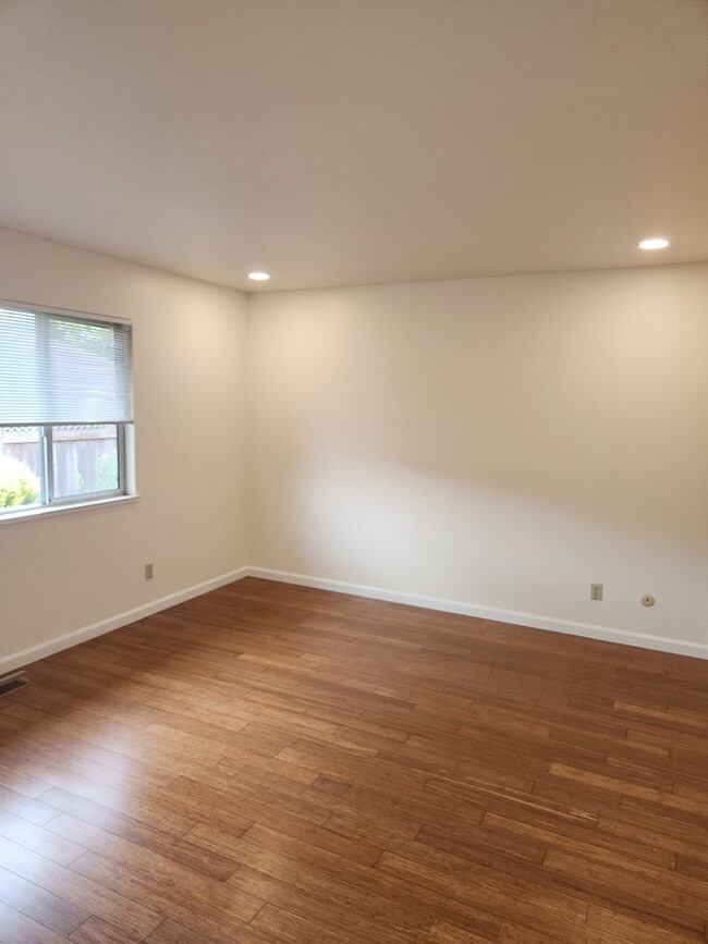 Building Photo - Lovely Home in Oakmont 55+ community