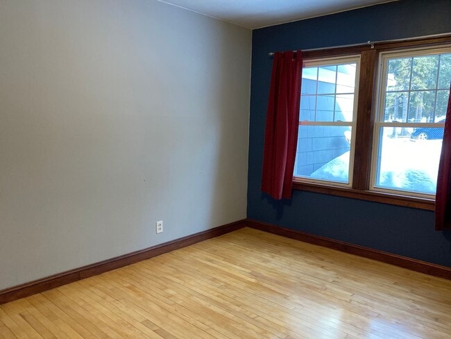 Building Photo - Amazing 4 Bedroom 2 Bathroom House with Garage!