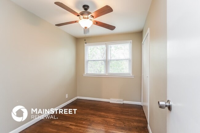 Building Photo - 1006 SW Lakeview Blvd