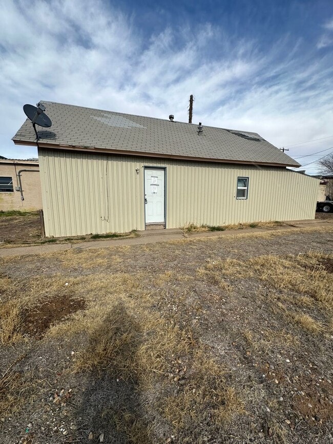 Building Photo - Cozy and Comfy 1 Bed! Clovis Freshman Acad...