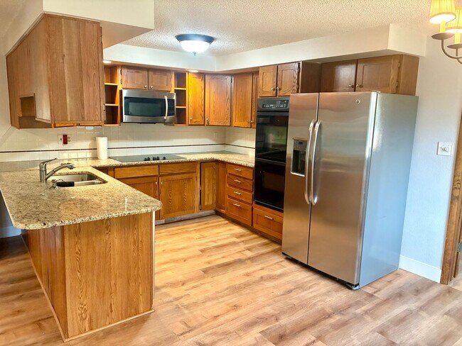 Building Photo - Beautiful open floorplan - 3 Bedroom/ 2 Bath - HUGE fenced backyard