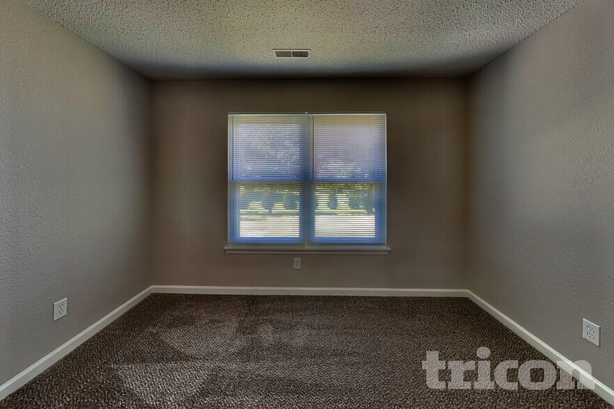Building Photo - 2880 Lakestream Dr