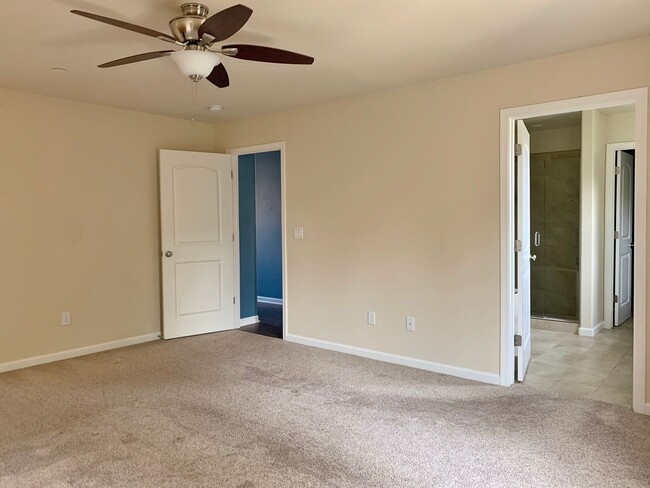 Building Photo - 4 Bedroom Home in Hollister
