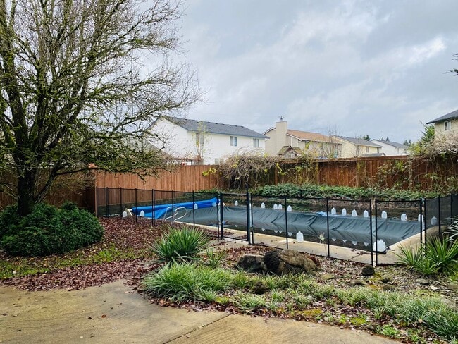 Building Photo - Nicely Updated Large Home w/ Pool!