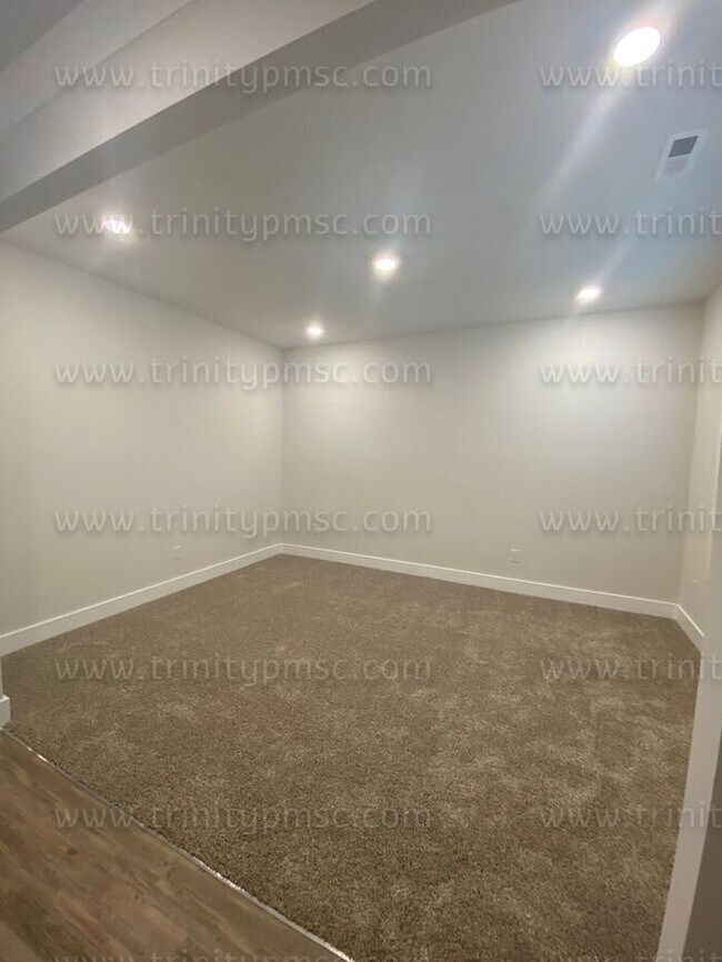 Building Photo - Gorgeous 4/2.5 waiting for you!
