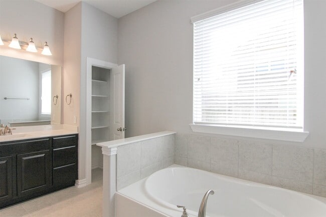 Building Photo - 31811 Dunham Lake Dr