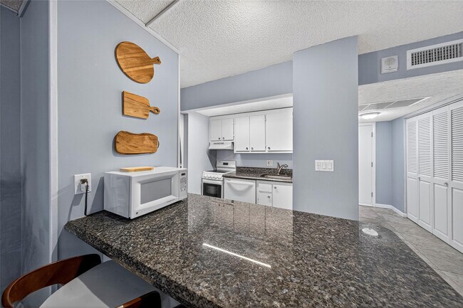 Building Photo - 209 N Fort Lauderdale Beach Blvd