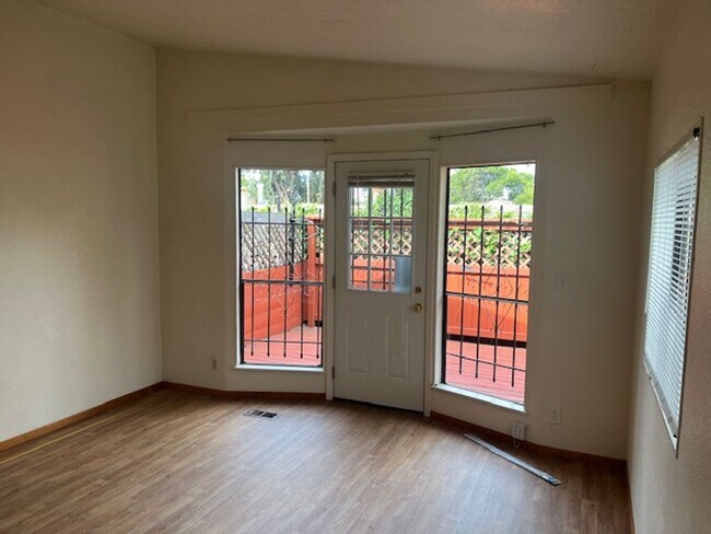 Building Photo - Two Bedroom Temescal