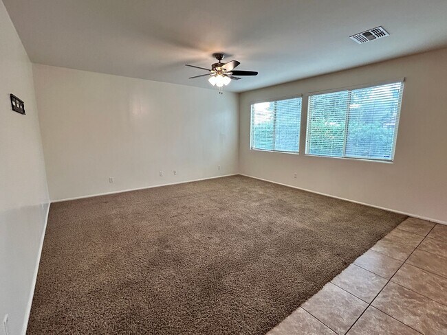 Building Photo - Spacious 4 Bedroom, 3 Bath Two-Story Glend...