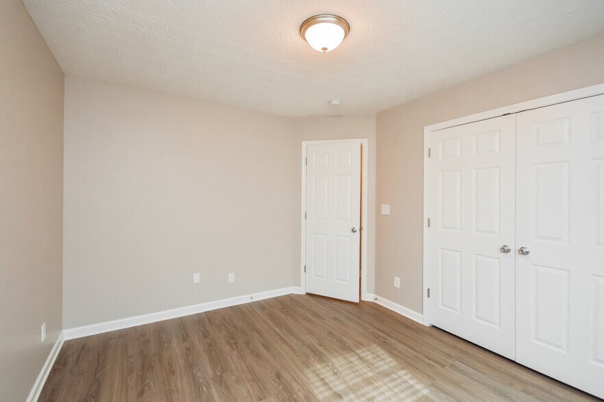 Building Photo - 195 Trelawney Dr