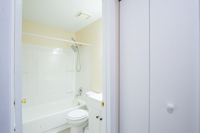 Building Photo - Great - 2 BEDROOM - Bright Open Floor Plan !!