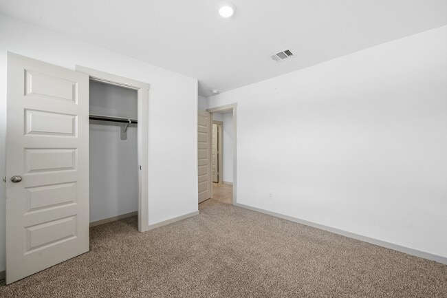 Building Photo - 818 Starcross Bnd Dr