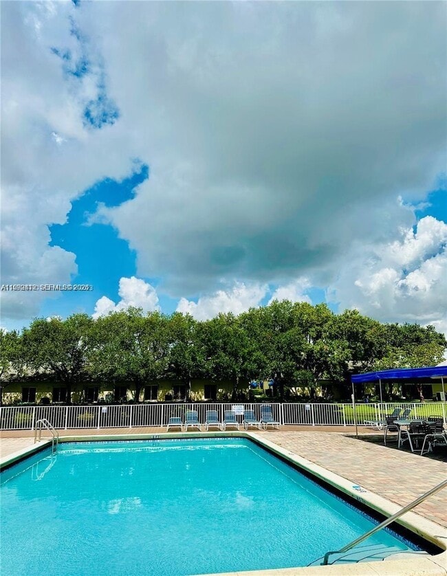 Building Photo - 5201 SW 31st Ave