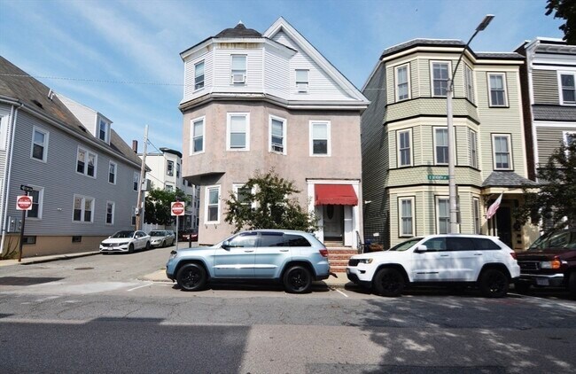 Building Photo - 716 E 7th St