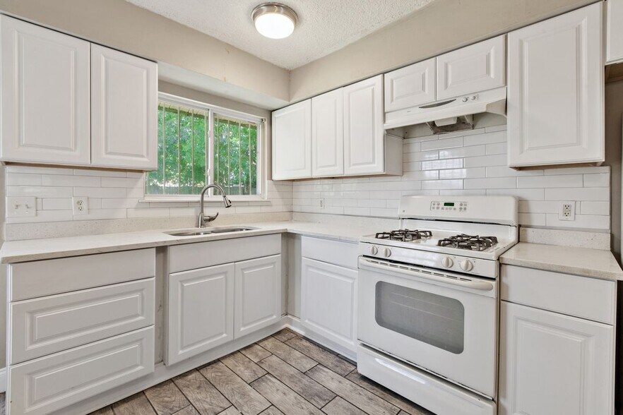 Building Photo - 6702 Colony Park Dr