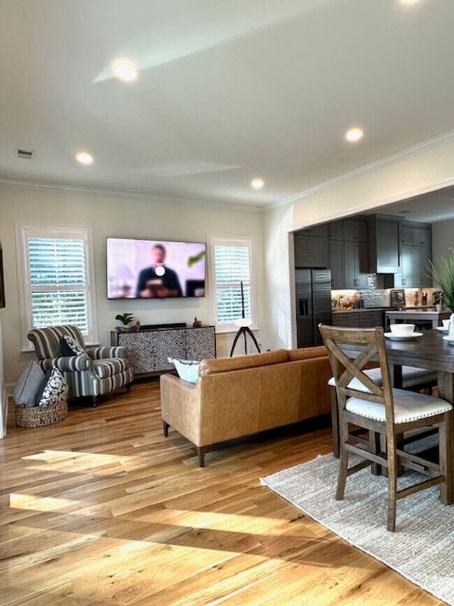 Building Photo - LUXURY TOWNHOME IN FOREST ACRES