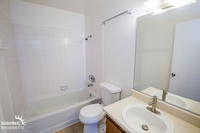 Building Photo - Beautifully Updated 2Bdm 1Ba Unit in a Gated Community
